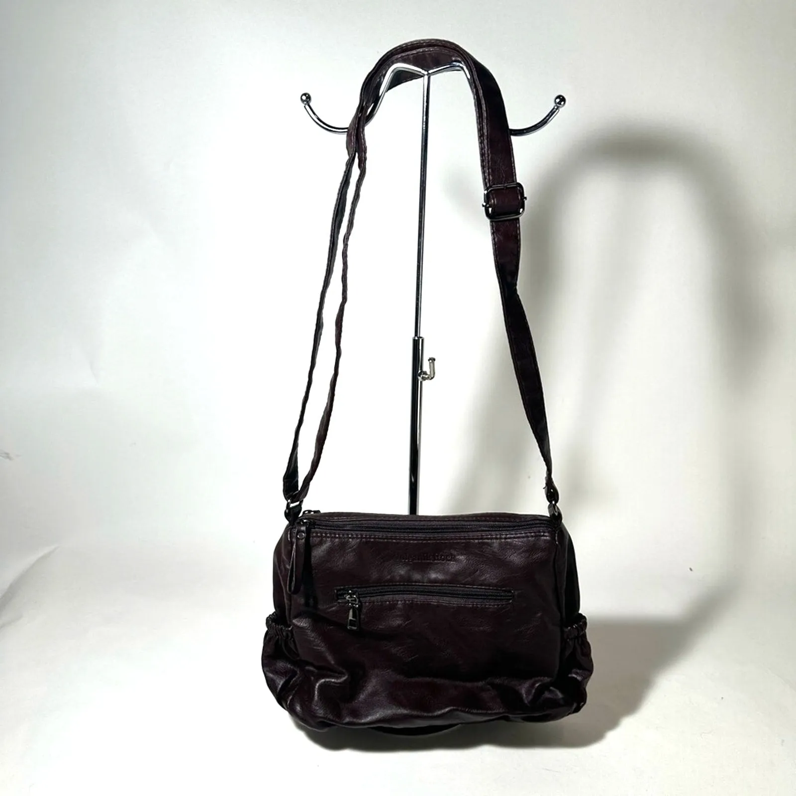 Chic Brown Leather Shoulder Bag with Textured Finish